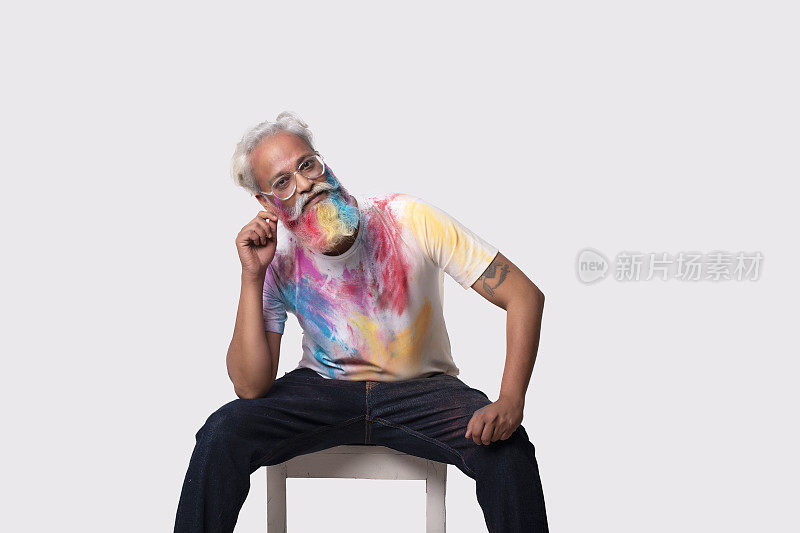 年长的印度男性，留着胡子