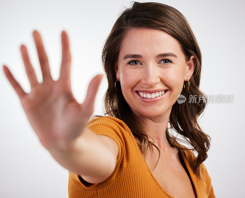 摄影棚拍摄的一个年轻女子显示她的手掌在白色的背景