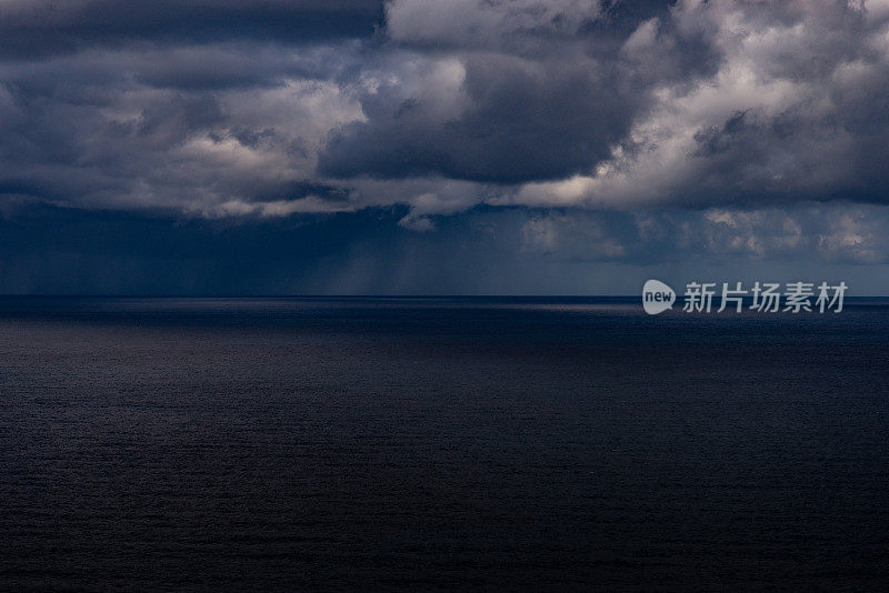 马略卡岛西海岸的雨云