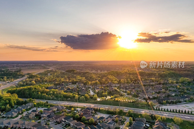 加拿大沃恩，Woodbridge和Kleinburg的独立复式住宅，在麦肯齐博士和Islinton大街的住宅区的鸟瞰图