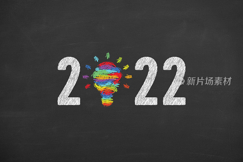 在黑板背景上画出2022年新年创意概念