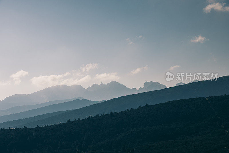 壮观的山脉剪影里拉山保加利亚