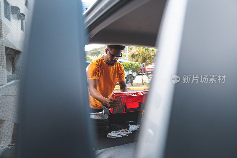 电工管道工后备箱汽车