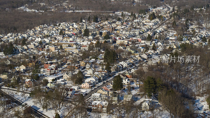 鸟瞰图小美国人吉姆索普在波科诺山脉，宾夕法尼亚州，雪夜。