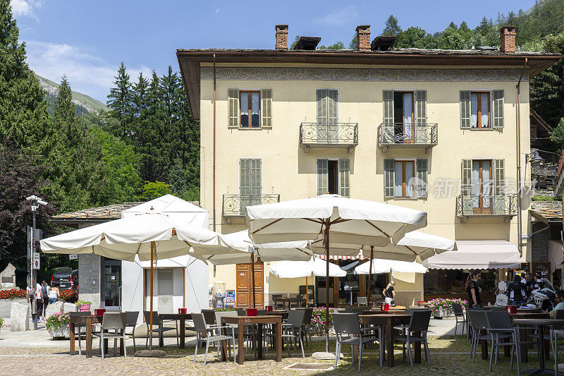 意大利北部带户外空间的餐厅或咖啡馆。雨伞，带桌椅的阳伞