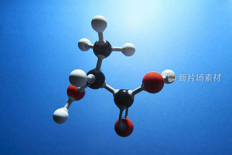 蓝色背景上的乳酸分子模型。
