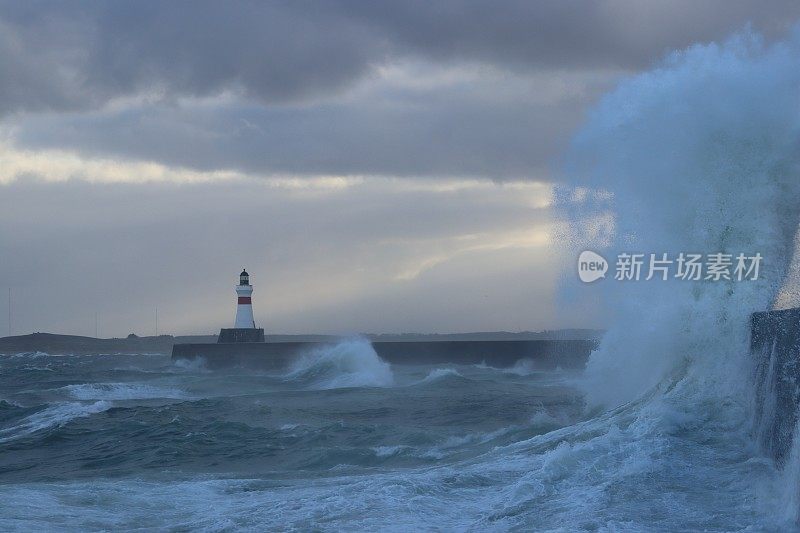 波涛汹涌的海面