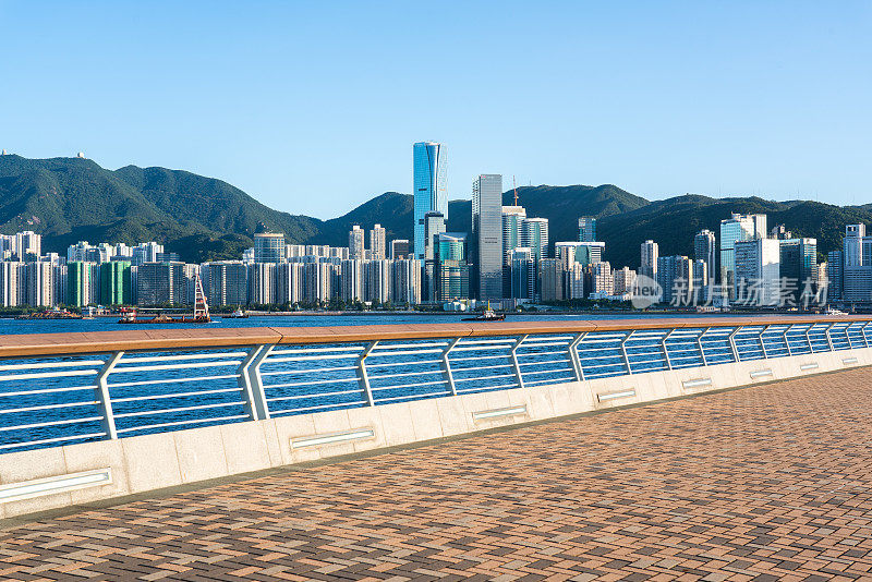 空旷的行人路，可以看到香港的城市景观和天际线