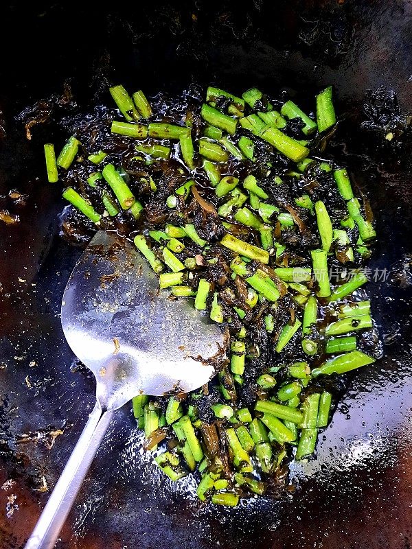 青豆炒白菜黑橄榄。