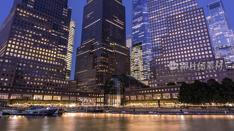 自由街200号(原名世界金融中心一号)的夜景照片，是位于纽约市曼哈顿下城的一座摩天大楼