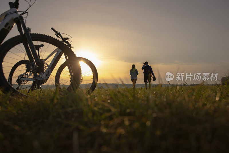 一对夫妇在球场上行走的后视图