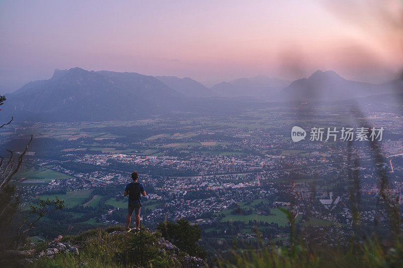 日出时，徒步旅行者在山脊上休息