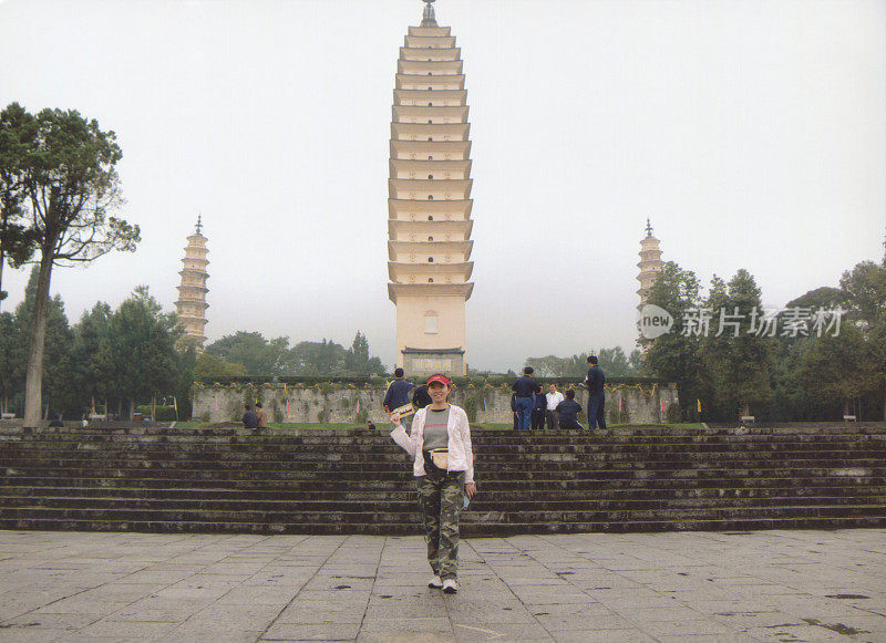 2000年的中国女孩在崇圣寺，大理，云南省真实老照片