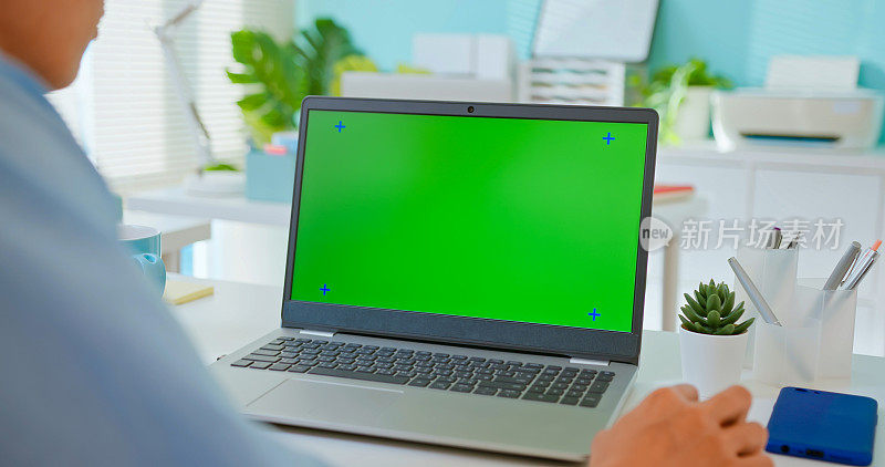 人看绿屏电脑