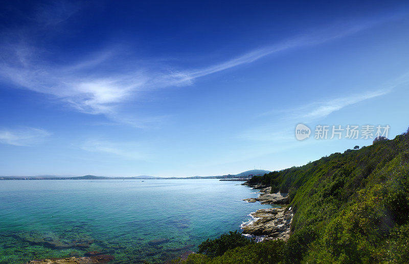 美丽的绿松石色岩石海景，清澈透明的水