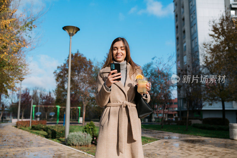 吸引人的年轻白人妇女享受自己在城市