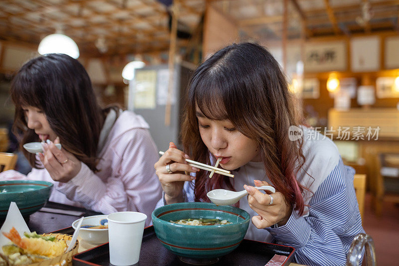 日本女性朋友在日本餐厅吃荞麦面