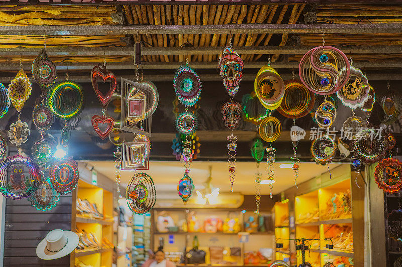 墨西哥卡门海滩的纪念品商店里悬挂着风轮