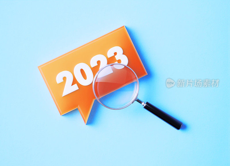 蓝色背景的2023放大镜和语音气泡