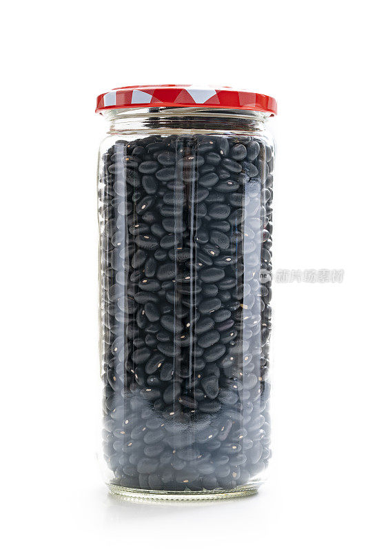 干黑豆frijoles豆类在一个玻璃罐特写孤立在白色