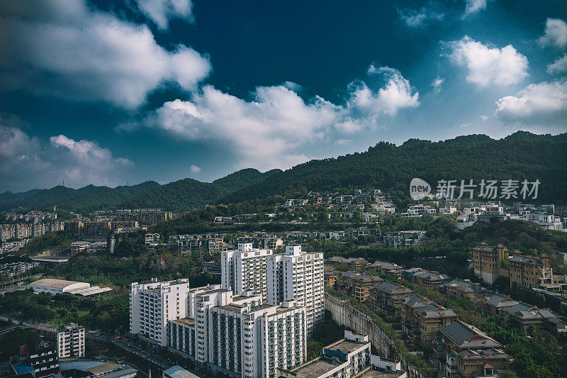 阳光明媚的重庆城市天际线