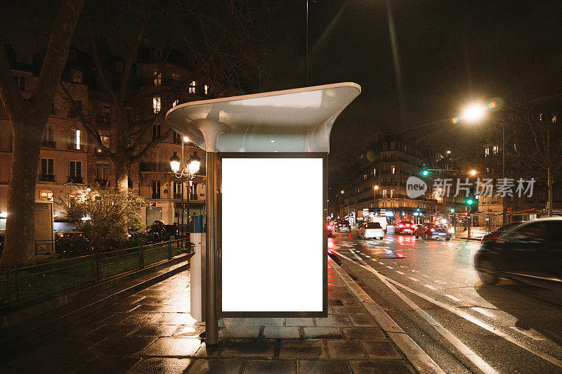 晚上贴着空白海报的公交车站