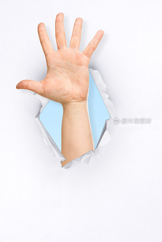 女人的手从撕破的纸上伸出，上面是五号