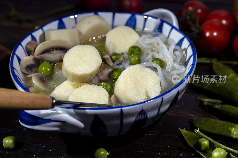 健康烹饪:自制蔬菜汤，配以山药、豌豆、蘑菇和魔芋