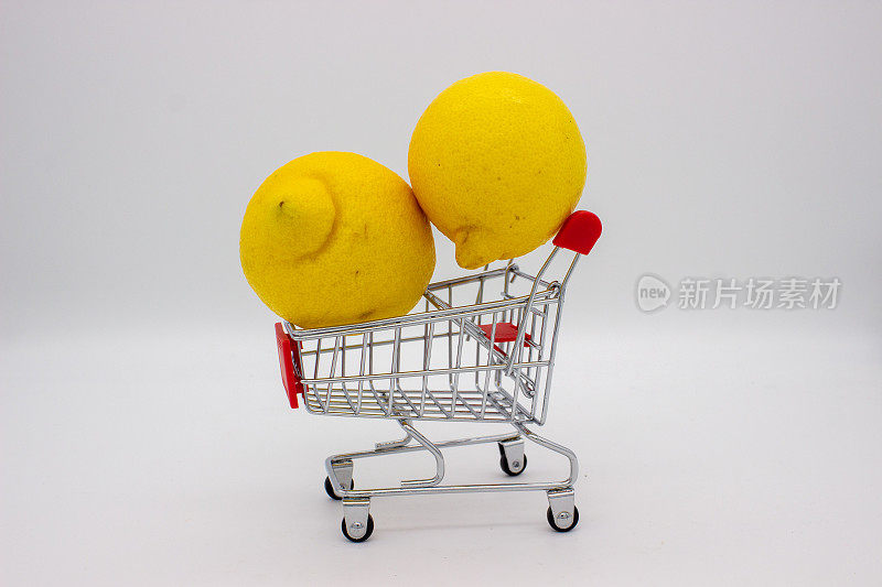 两个柠檬在金属商店手推车