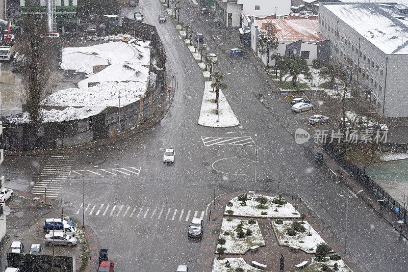 2022年3月，在格鲁吉亚的巴统阿加拉，雨后的阴云天降雪