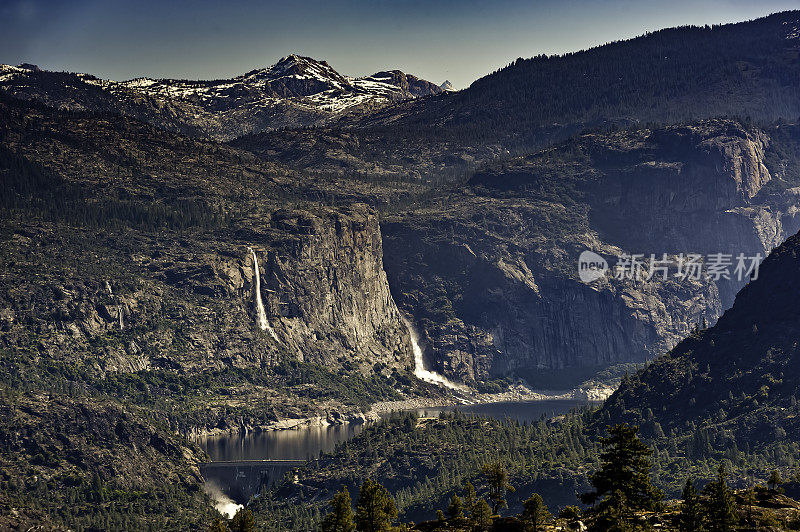 赫奇赫奇谷是加利福尼亚州约塞米蒂国家公园的一个冰川谷。它被奥肖内西大坝淹没，形成了赫奇赫奇水库。托奥勒姆河注入了水库。加州约塞米蒂国家公园。瀑布和湖泊。