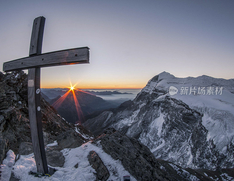 山巅宗教十字架风景优美