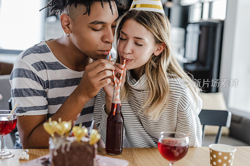 一对年轻夫妇在家里庆祝结婚纪念日