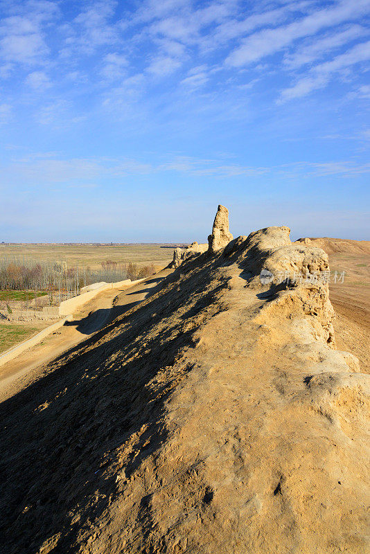 古代巴尔赫考古遗址——城堡的城墙——从山顶俯瞰，巴尔赫，巴尔赫省，阿富汗