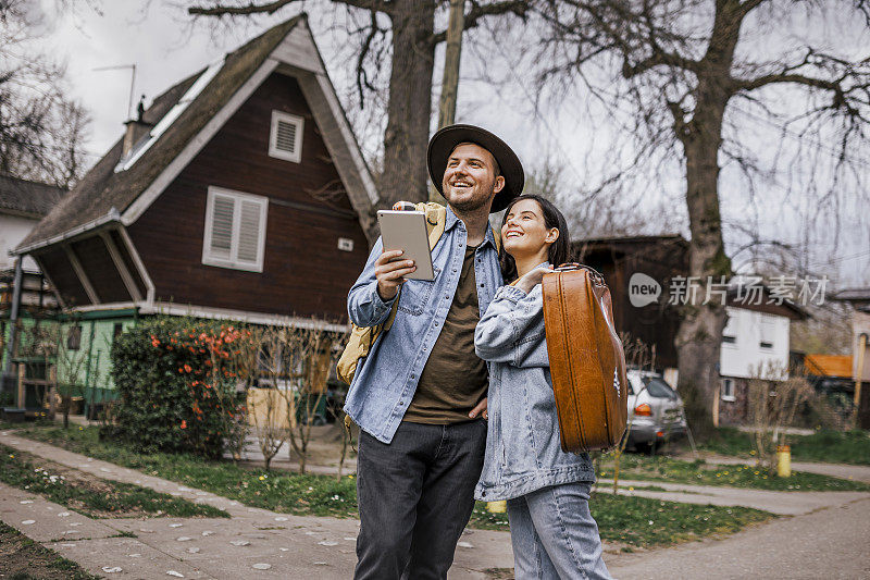 年轻夫妇在探索新的旅游目的地时使用数码平板的照片