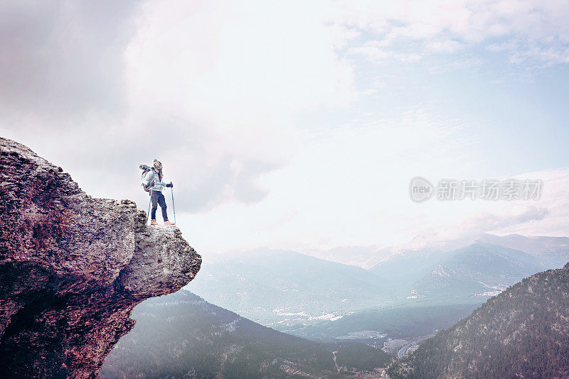 徒步旅行者在山顶欣赏云景，实现了梦想。