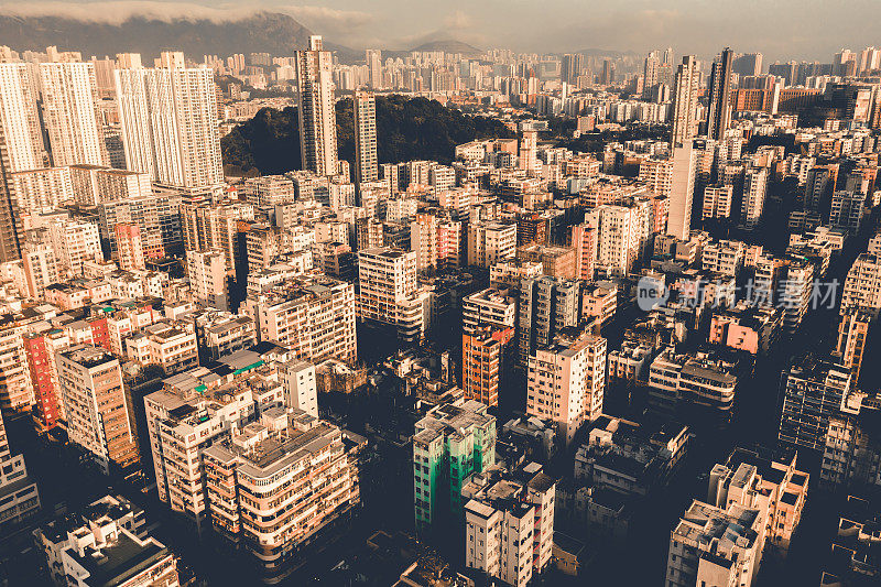 鸟瞰深水埗区城市景观背景下的香港公寓。亚洲智慧城市住宅小区