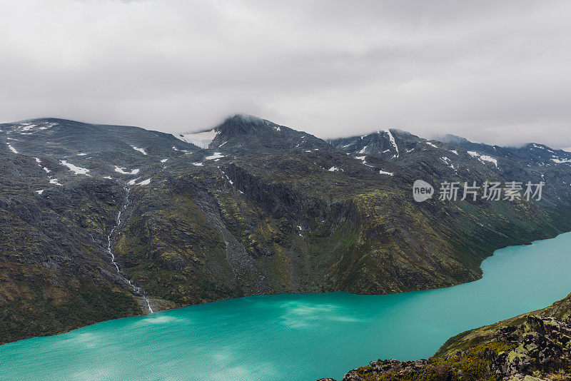 在挪威约顿海门国家公园，山脊和水晶蓝色的冰川湖的戏剧性景色