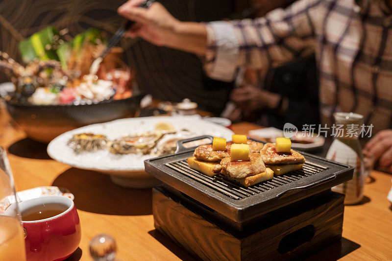 日本餐厅的炸鹅肝寿司