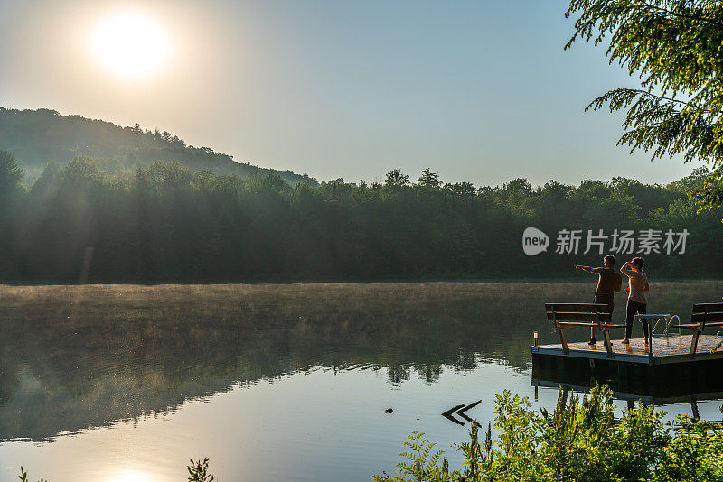 一对夫妇在湖边度假。