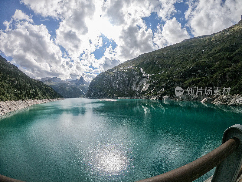 位于瑞士阿尔卑斯山的水坝湖