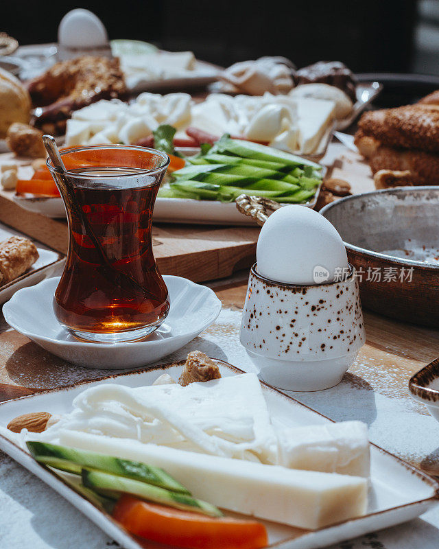 土耳其早餐，周日大早餐或早午餐与白奶酪和鸡蛋，土耳其早餐铺在餐厅