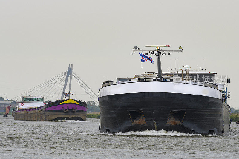 船或驳船在坎彭附近的IJssel河上