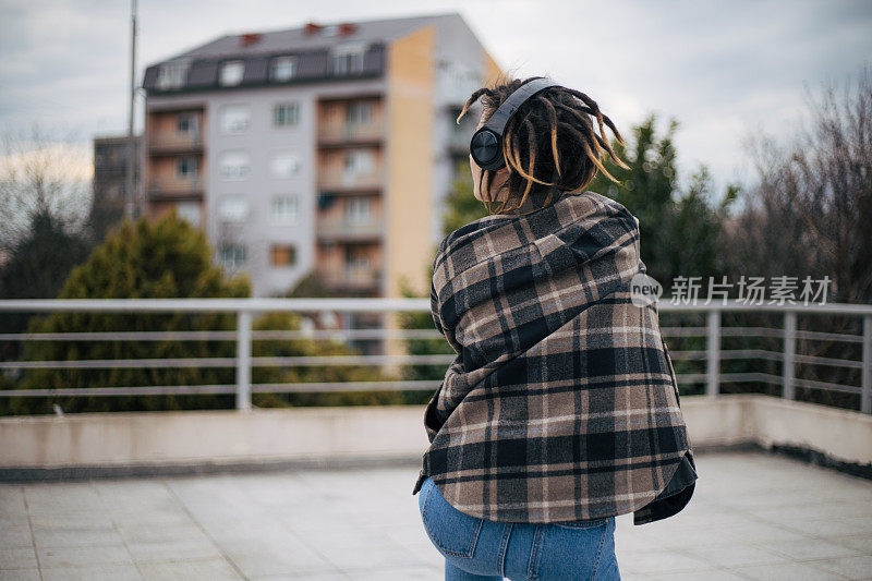 一个小女孩在屋顶上跳舞