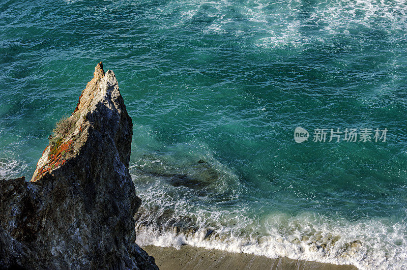 大苏尔海岸的高角度视角