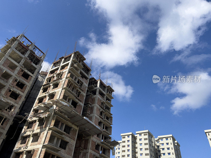 在建建筑外观。蓝天下的现代建筑施工现场