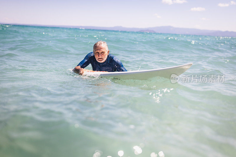 老人在海里冲浪