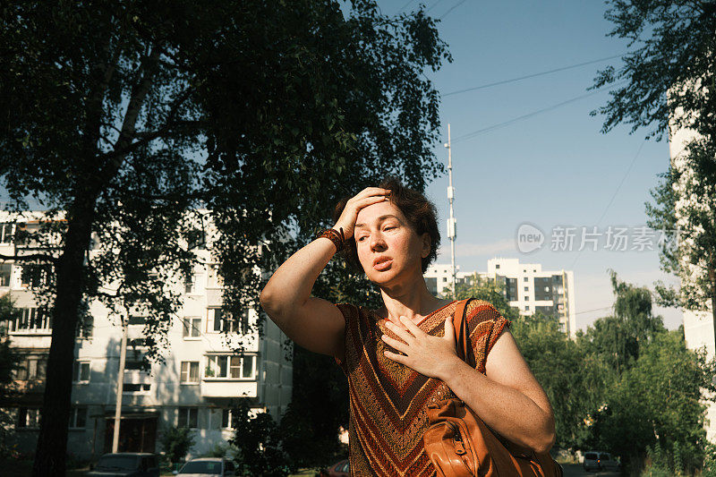 成熟的女人在极端炎热的天气里会心脏病发作和呼吸问题