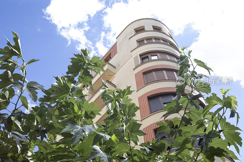 西班牙一座城市的现代住宅公寓楼