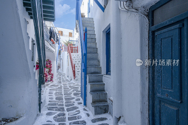 米克诺斯岛的白色房屋和狭窄的街道。
